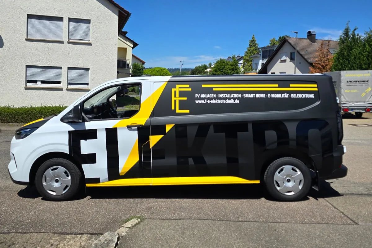 Firmenfahrzeug von FE Elektrotechnik: beschrifteter Transporter mit den Leistungen PV-Anlagen, Installation, Smart Home, E-Mobilität und Beleuchtung